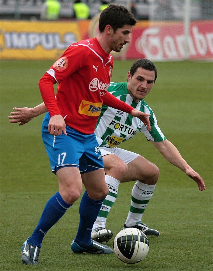 Josef Jindřišek napadá rozehrávku Jana Rezka