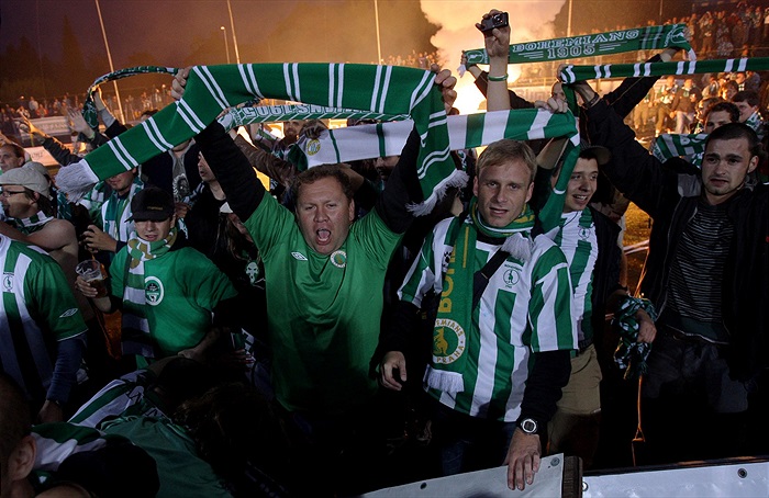 Radost fanoušků na hřišti.