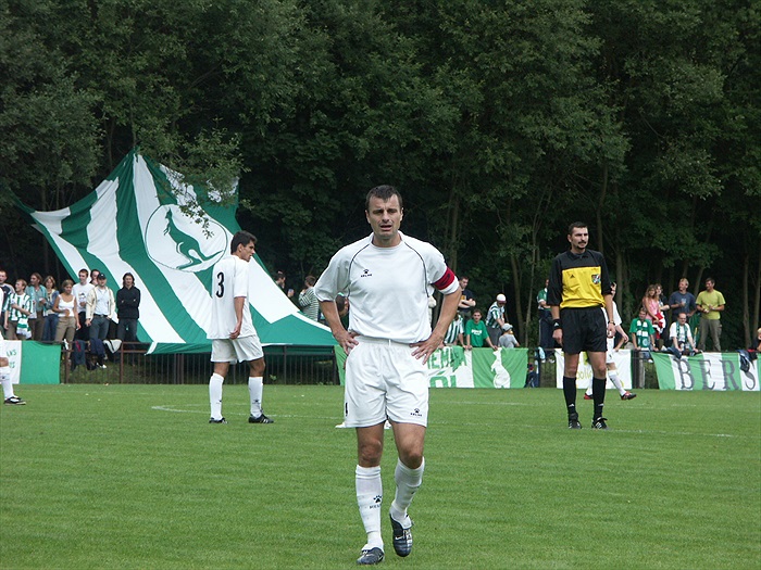 Kapitán Freisler vede svůj tým do boje.