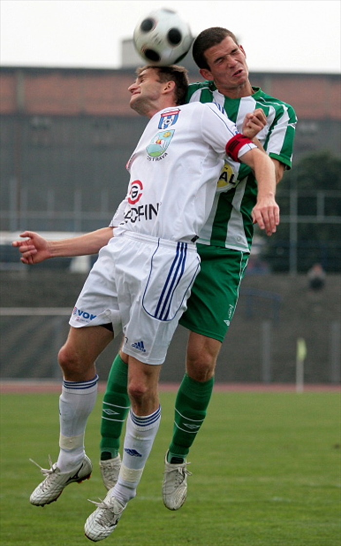 David Bartek v hlavičkovém souboji.