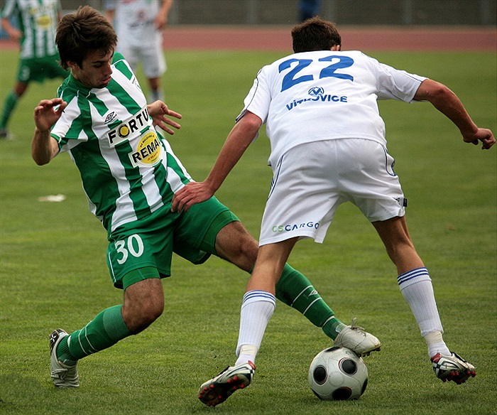 Morávek se snaží soupeře obrat o míč.