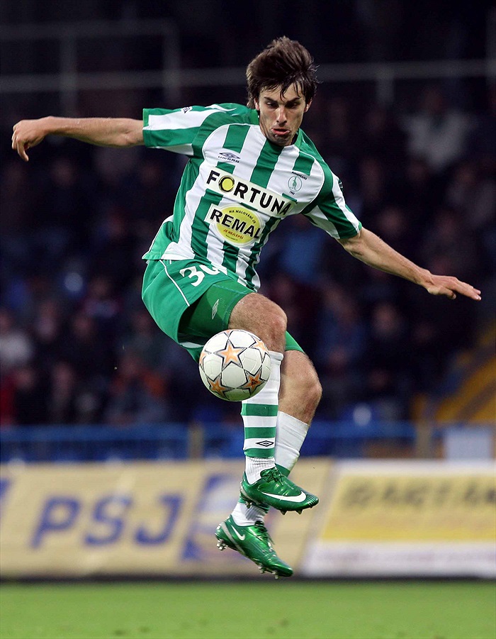 Honza Morávek zpracovává míč.