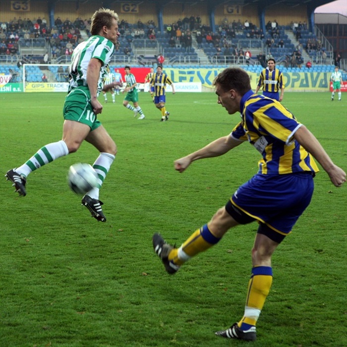 Slezi napadá na polovině soupeře.