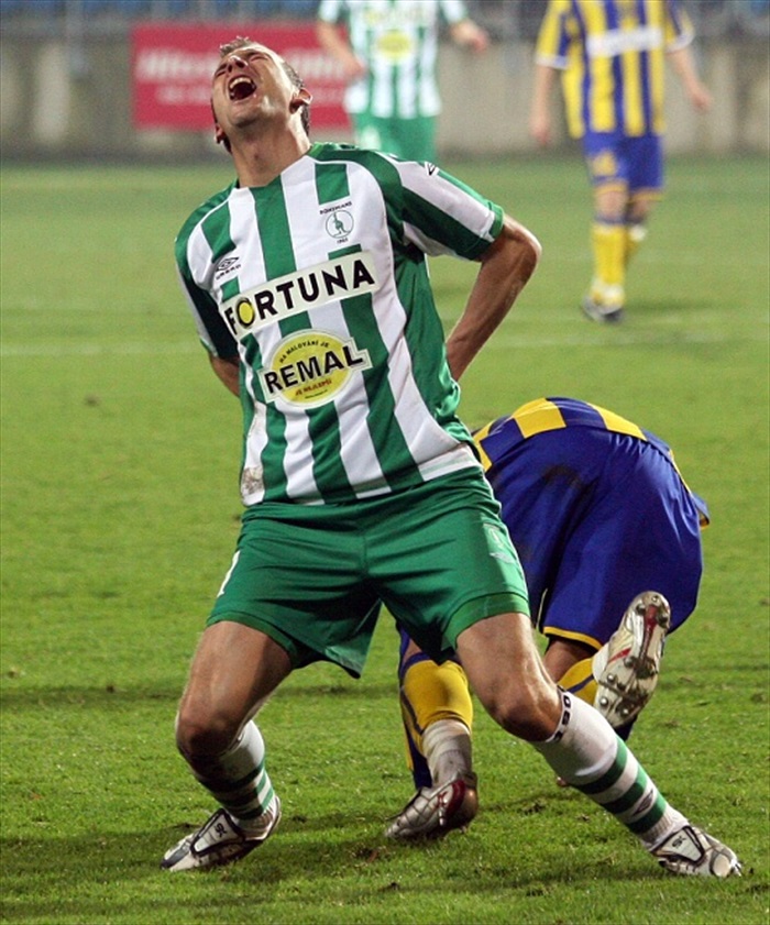 Zásah - Ferenc Róth padá k zemi.