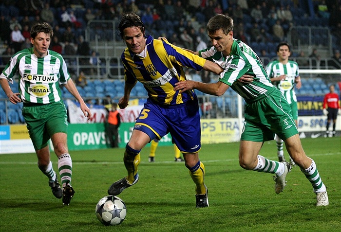 Moravec v obranném postoji.