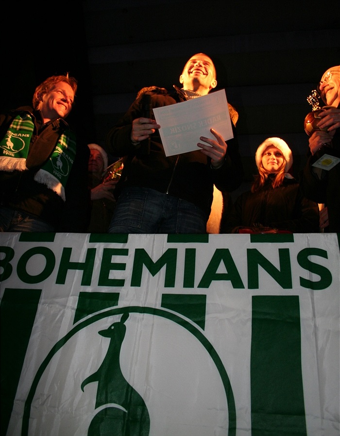 Radek Sňozík na pódiu přebírá ceny.