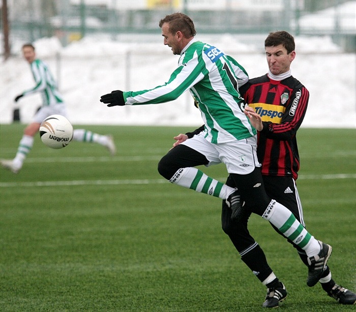 Róth proniká po levé straně