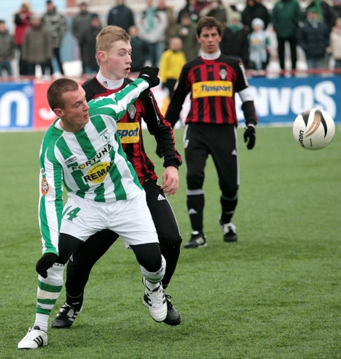 Nešpor si kryje míč