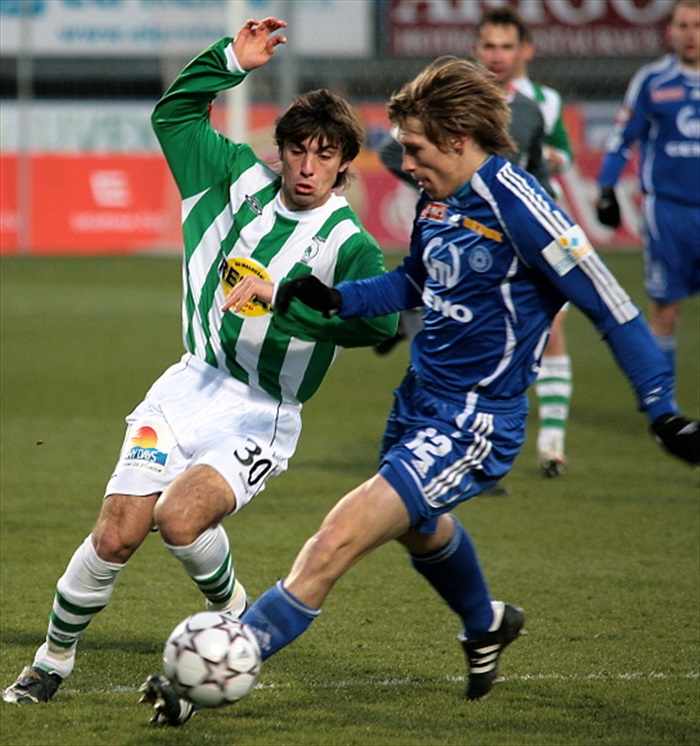 Morávek v souboji o míč.