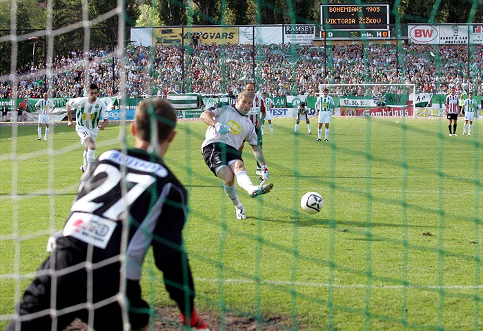 Souboj gólmanů - Sňozík dává třetí gól v sezóně.