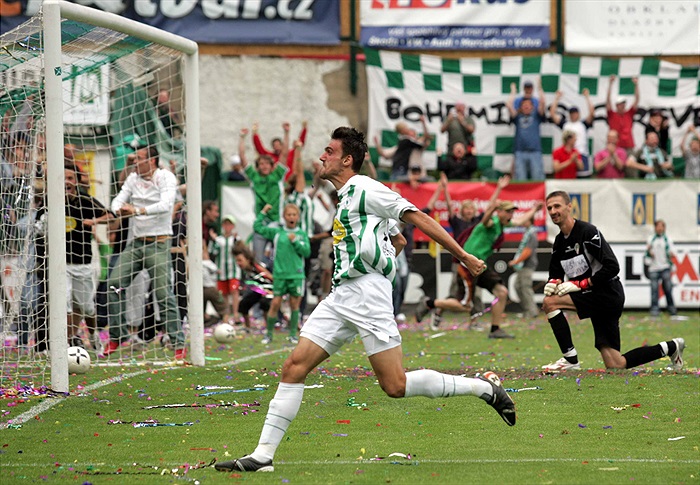 Bálek dává gól a běží k davům.