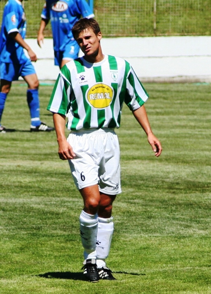 Lukáš Marek se objevil na pravém kraji zálohy.