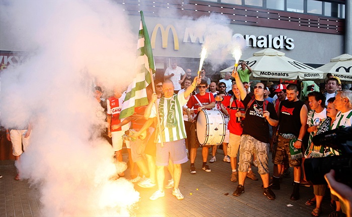Protesty fanoušků před stadionem.