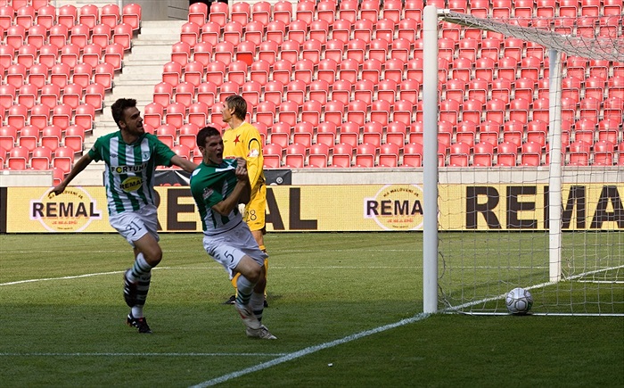 David Bartek střílí gól.