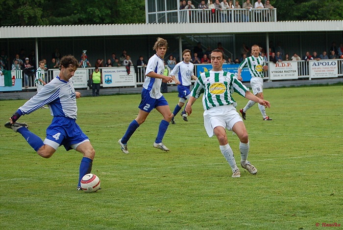 Domácí kapitán Šrámek odkopává, Dian se mu v tom snaží zabránit.