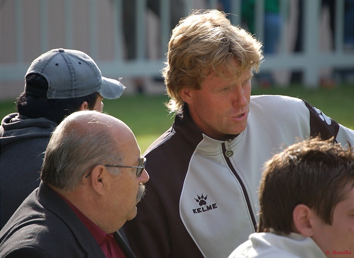 Zbyněk Busta a Jiří Steinbroch diskutují.