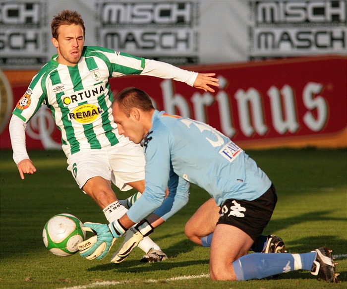 Před Štohanzlem zasahuje gólman Slovácka.