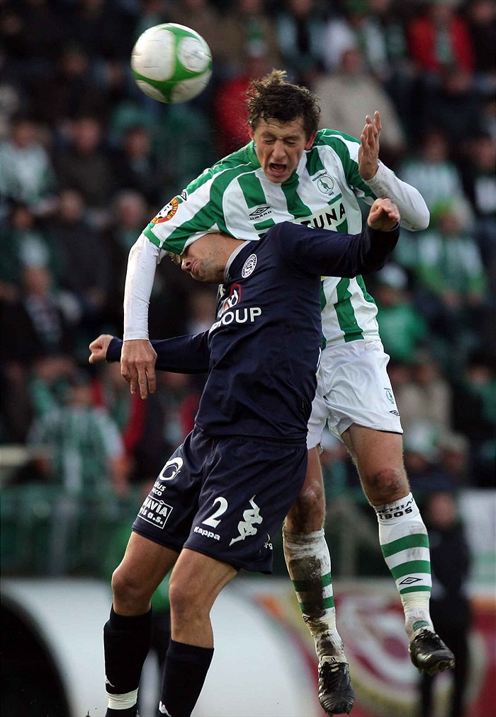 Hrdlička v hlavičkovém souboji.