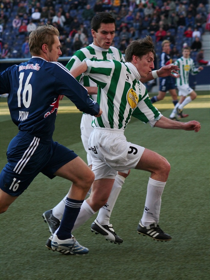 Jiří Rychlík v souboji s Pitákem. (foto Hanička)