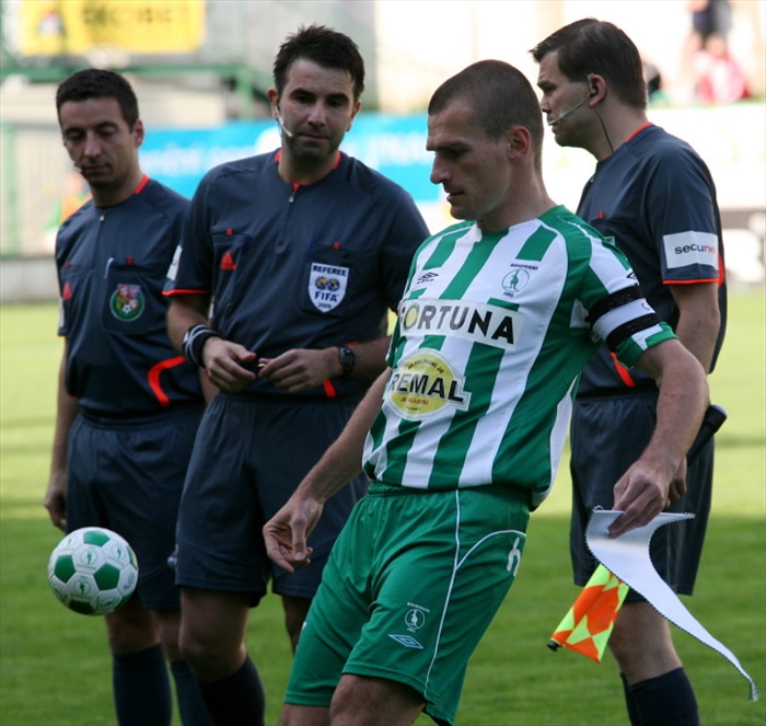 Kapitán kope minimíč do hlediště.