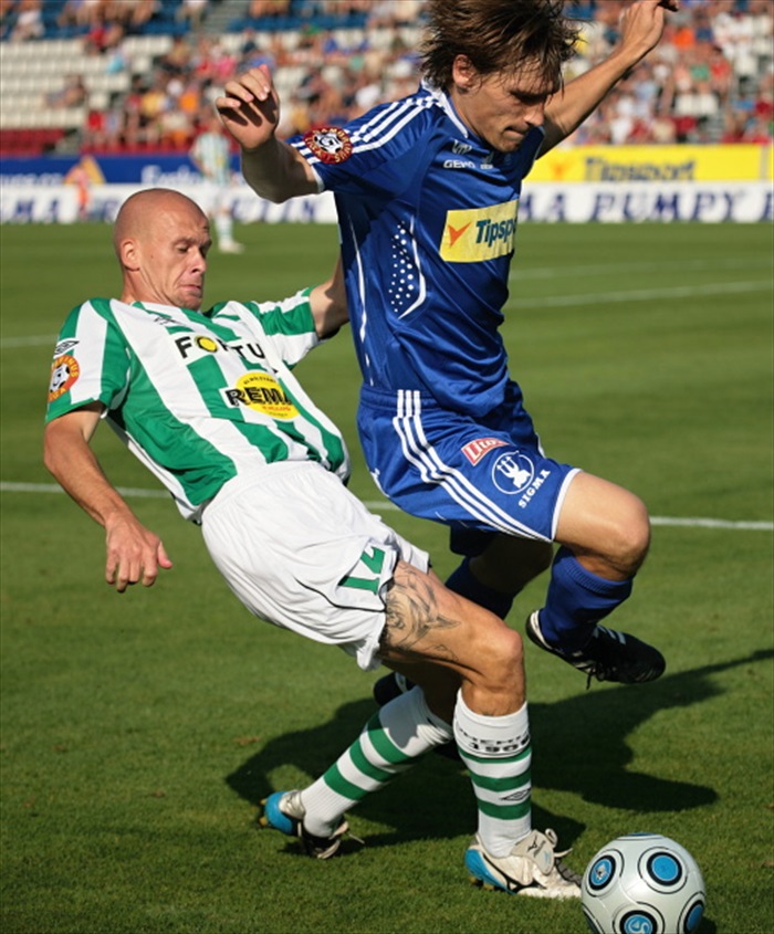 Důrazný Hartig doráží na soupeře.