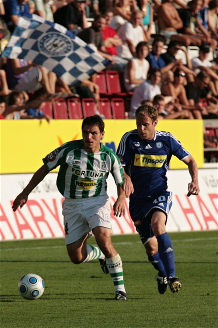 Pepa Jindřišek si kryje míč.