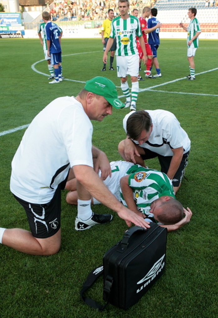 Zraněný Marek Nikl ležel i po zápase.