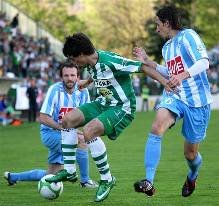 Morávek mezi dvěma.