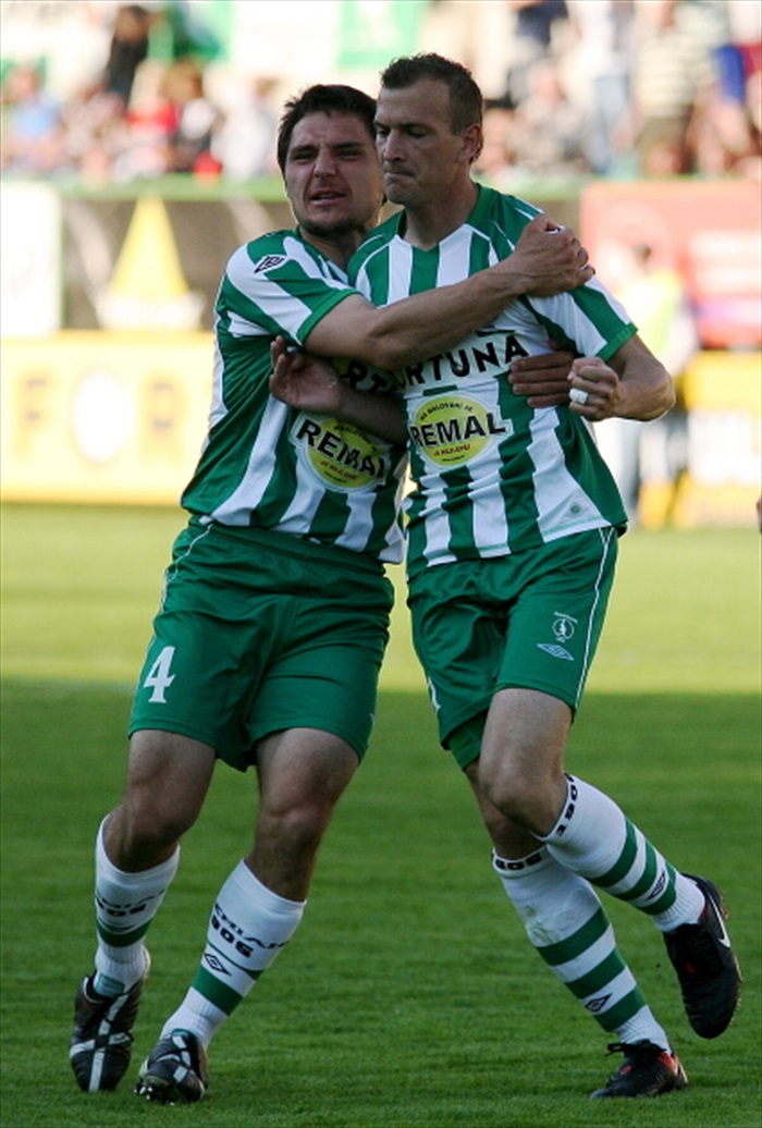 Jindřišek jako první gratulant střelci Róthovi.