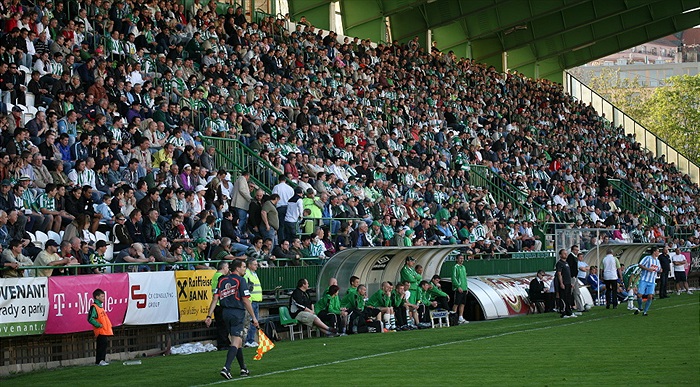 Zaplněná hlavní tribuna.