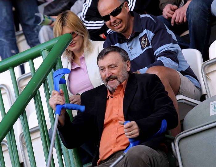 Antonín Panenka usedl na své místo s berlemi.