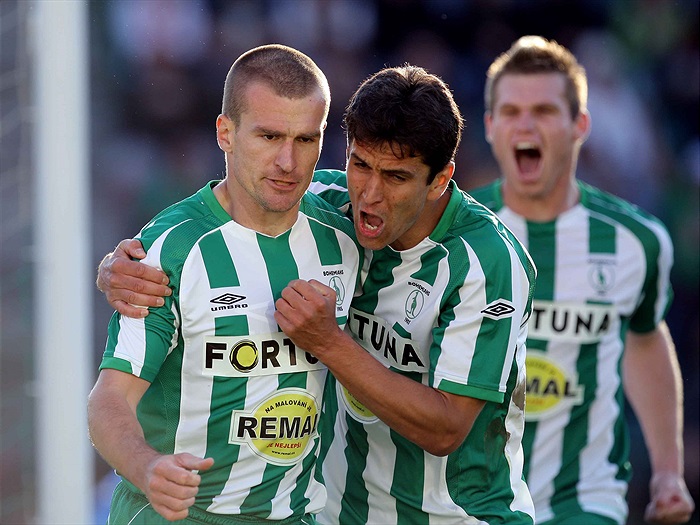 Nikl dal gól, Pavel Lukáš gratuluje.