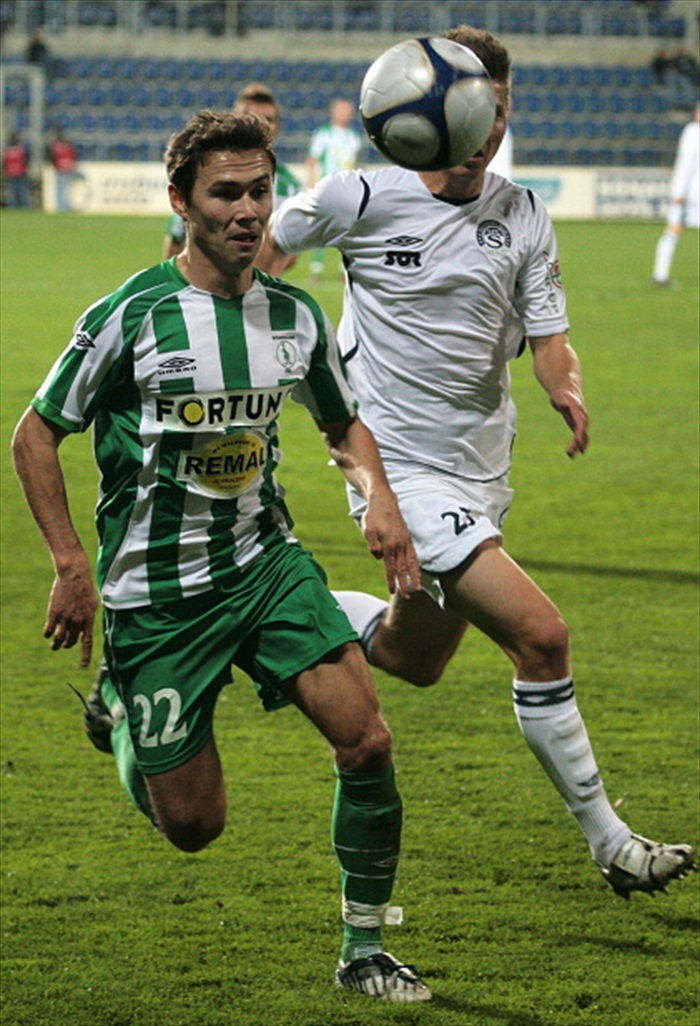 Ibragimov se dere za míčem.