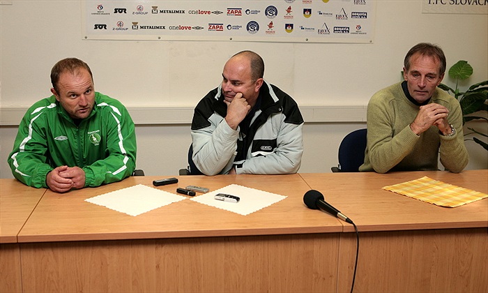 Dvojice trenérů - vlevo Hoftych, vpravo Jurkemik.