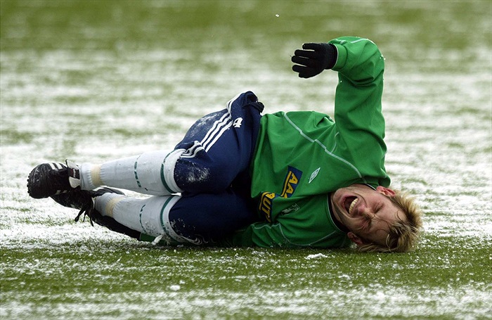 Znovu Lesák, tentokráte v situaci plné bolesti (Slavia B - Bohemians, leden 04)