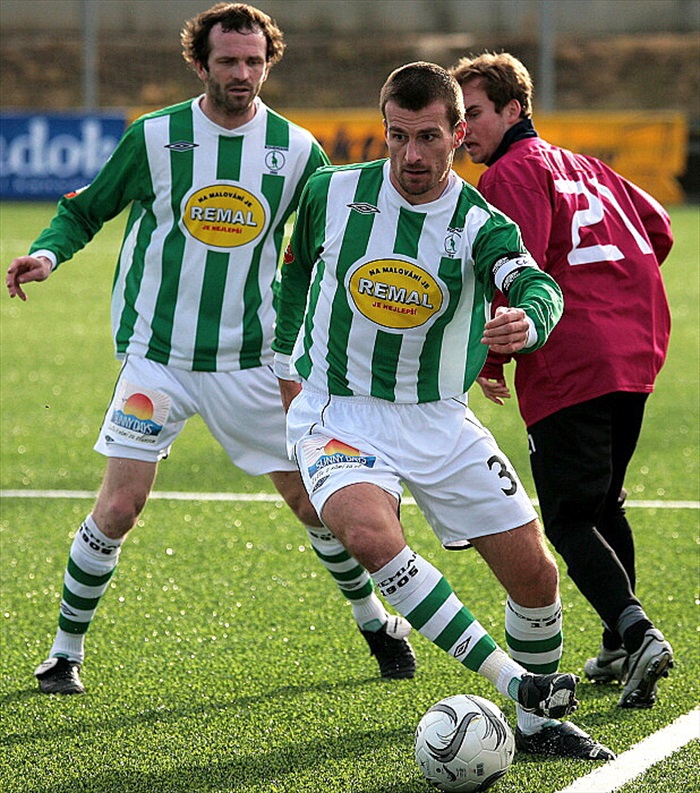 Nikl zachraňuje míč ve hřišti.