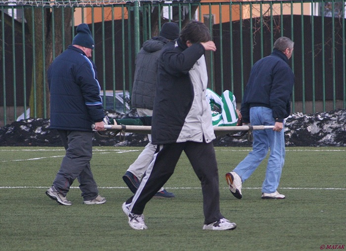 Berci je odvážen do nemocnice.