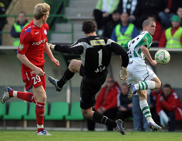 Bartek obchází gólmana a dává gól.