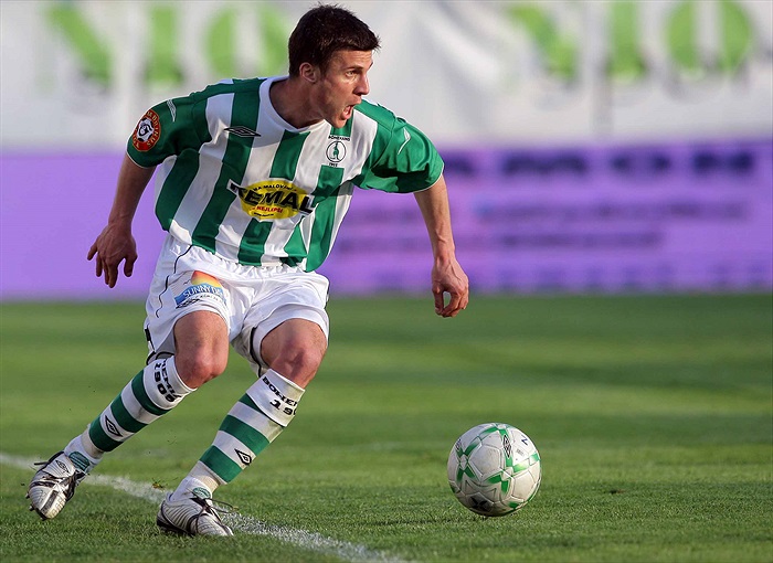 Lukáš Marek na pravém kraji obrany.