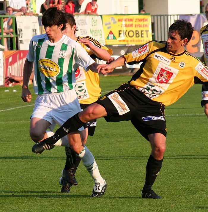 Boj o míč v podání Lukáše Adama.