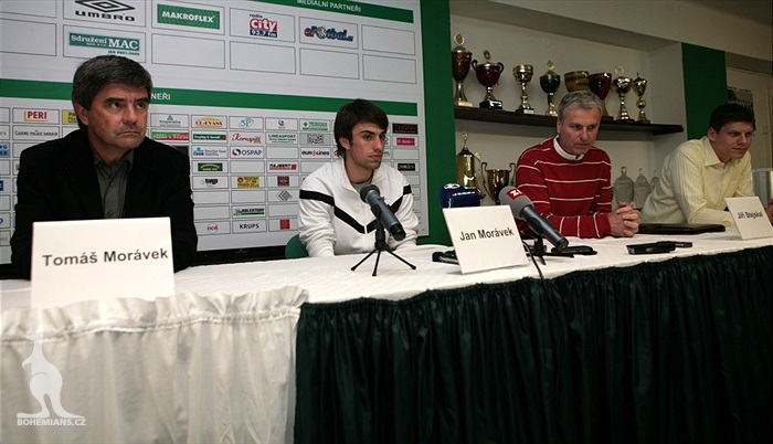 Tiskové konference se zúčastnili: otec Tomáš Morávek, Jan Morávek, manažer Jiří Stejskal a ředitel klubu Lukáš Přibyl.