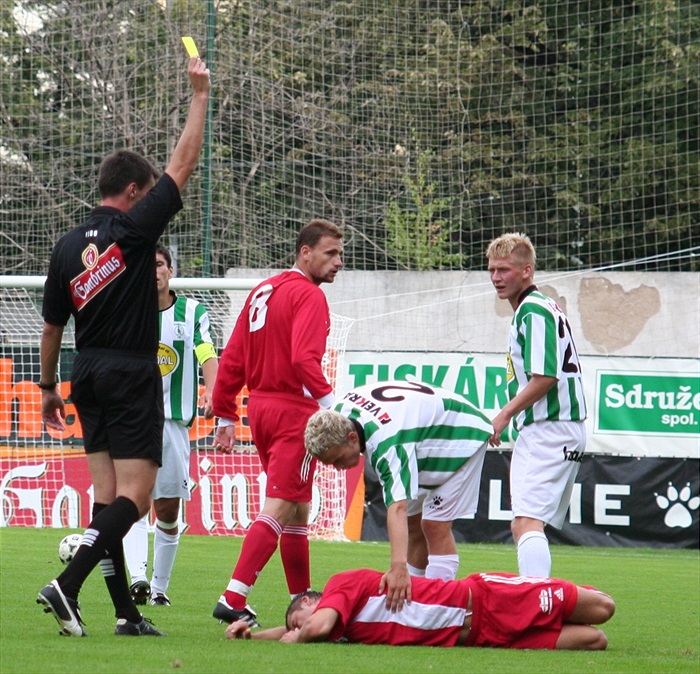 První žlutá karta zápasu pro Jana Uchytila.