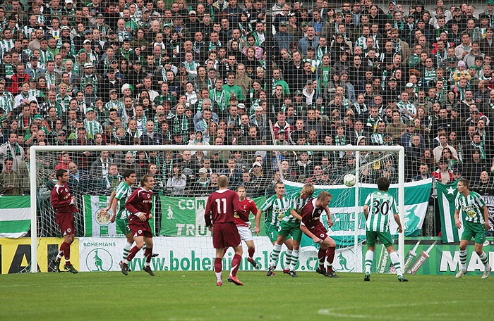 Zaplněný kotel sleduje boj na hřišti.