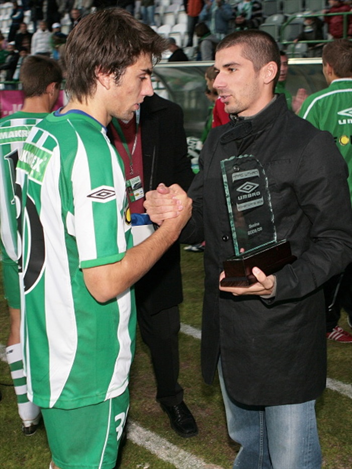 Fanoušci zvolili Jana Morávka, cenu mu předává patron Honza Rezek.