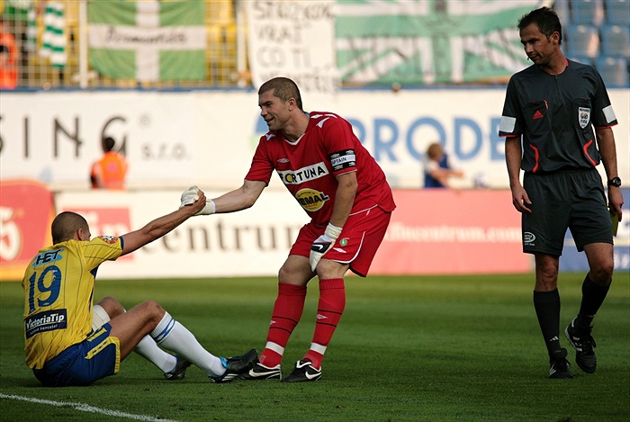 Sňozík zvedá Mareše. 