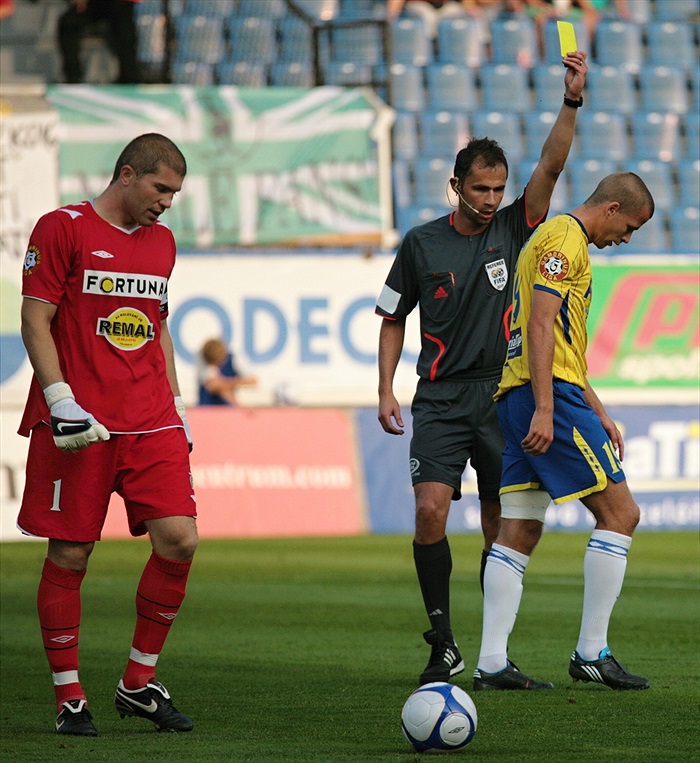 Mareš vyfasoval žlutou kartu za ruku.