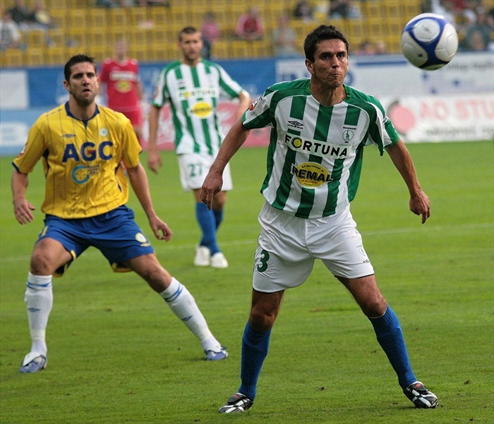 Pavel Lukáš se soustředí na míč.