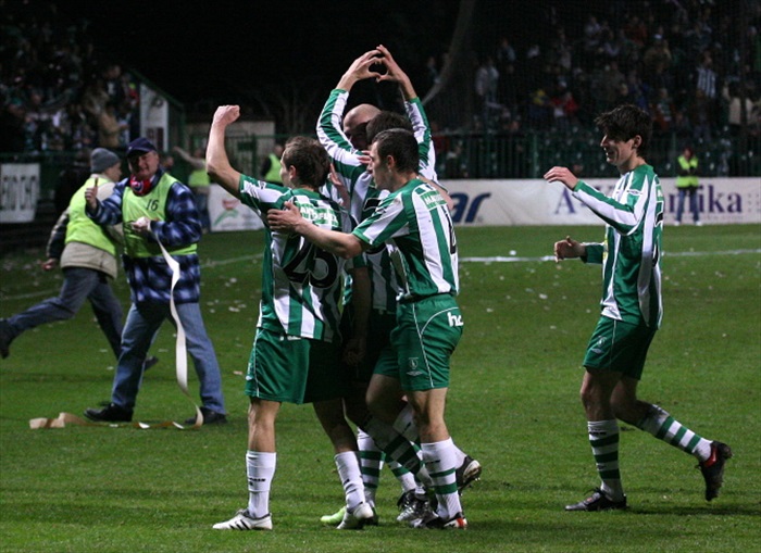 Z klubu radujících hráčů se tyčí srdce od Honzy Morávka.