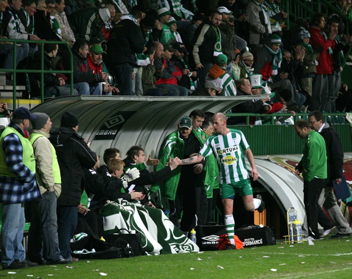 Lukáš Hartig střídá.