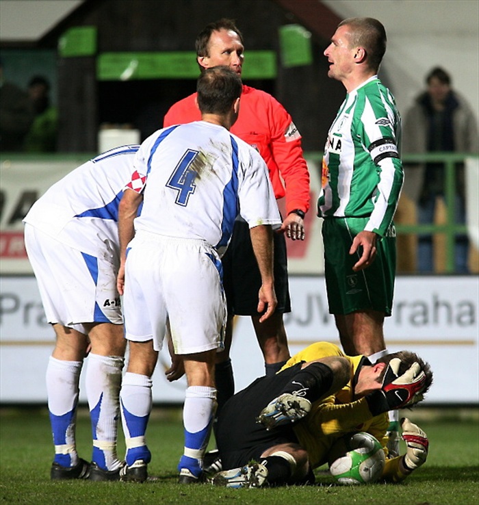 Marek Nikl při rozmluvě se sudím Makovičkou.